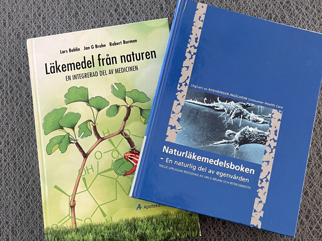 Två böcker om läkeväxter.