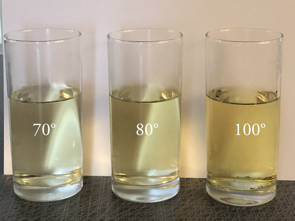 Tre glas med pepparmyntste vid 70, 80 och 100 grader.