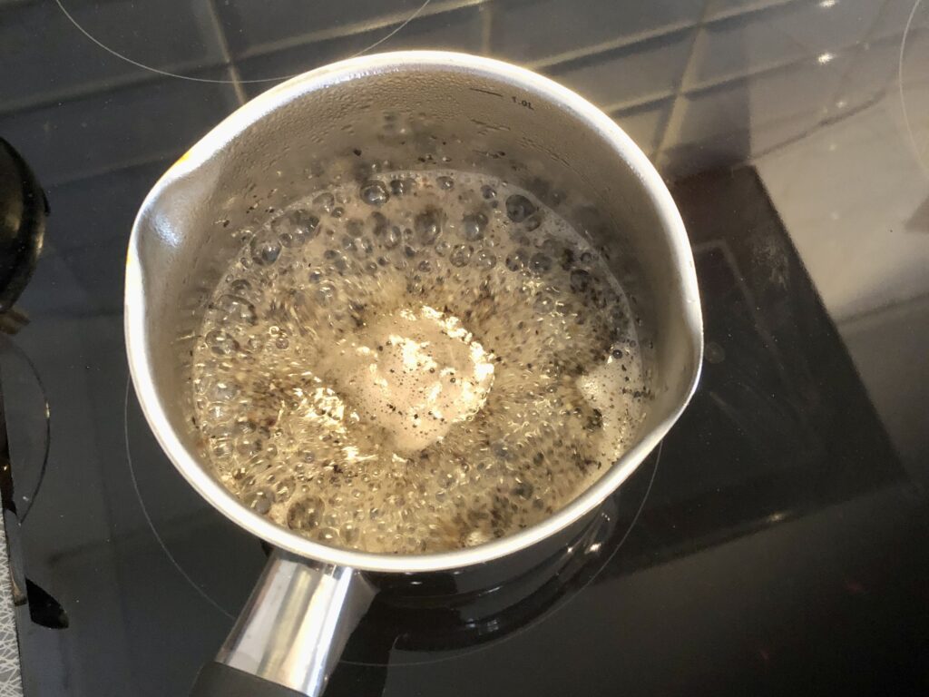 Vallört kokas i gryta med lite vatten.