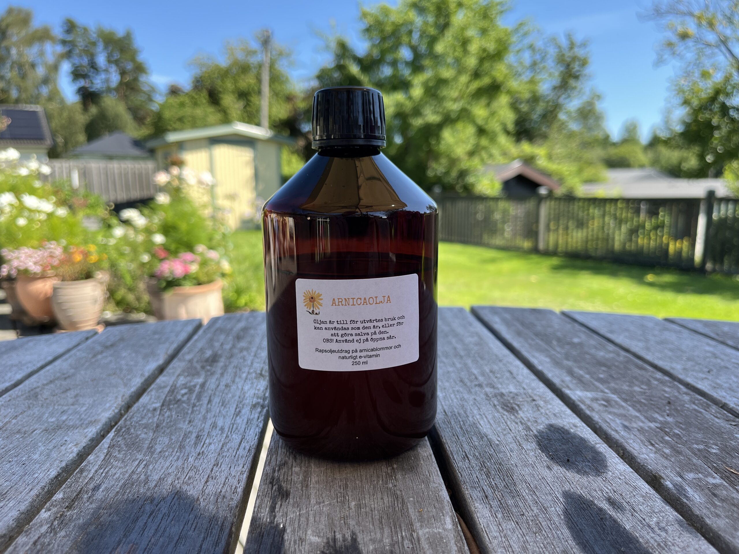 Arnicaoljan är redo att silas – så här gör jag!